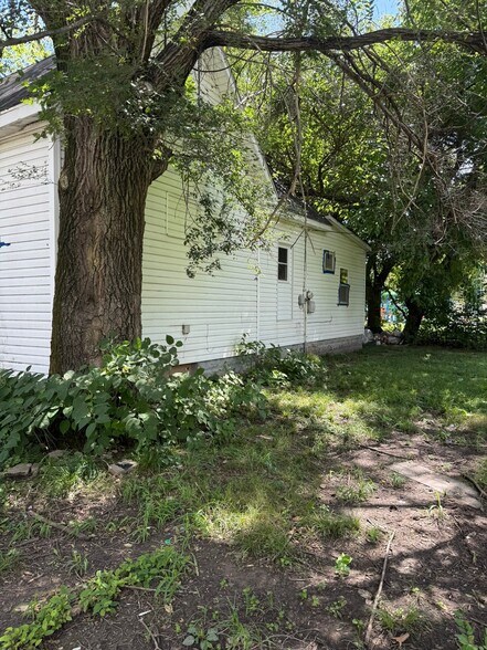 Building Photo - 1045 E Condit St