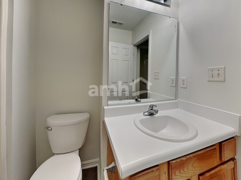 Building Photo - 2601 Trailwood Hills Dr