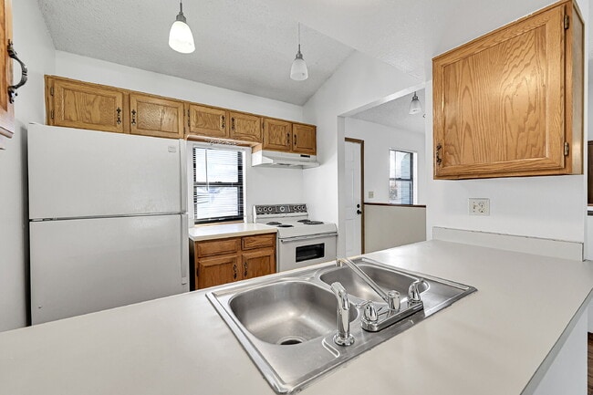 Building Photo - $2,285.00 - 3 Bedrooms, 2 Bathrooms Townho...