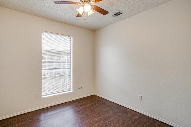 Building Photo - Charming 3 Bedroom Home with 2 Full Baths