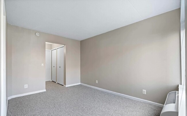 Building Photo - 121 Wellington Ct