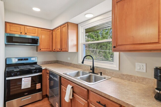 Building Photo - 23460 W N Lakewood Ln