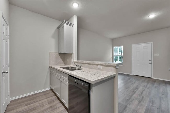 Building Photo - 419 E Avenue G