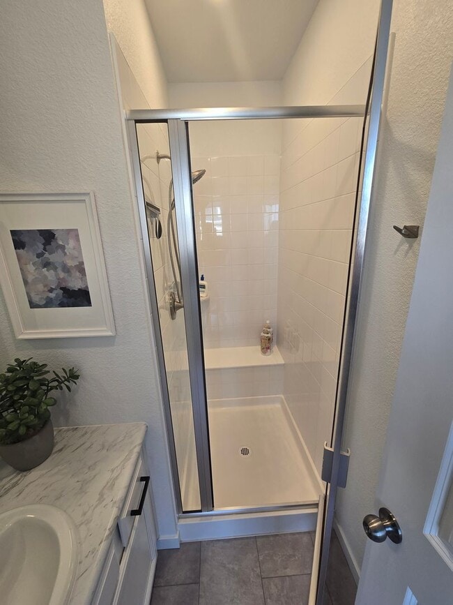 Building Photo - Spacious 4B/3B Available Early April!