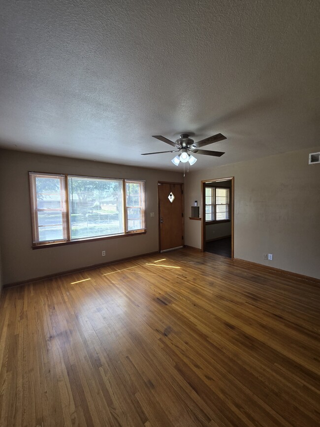 Building Photo - 902 N Colorado St