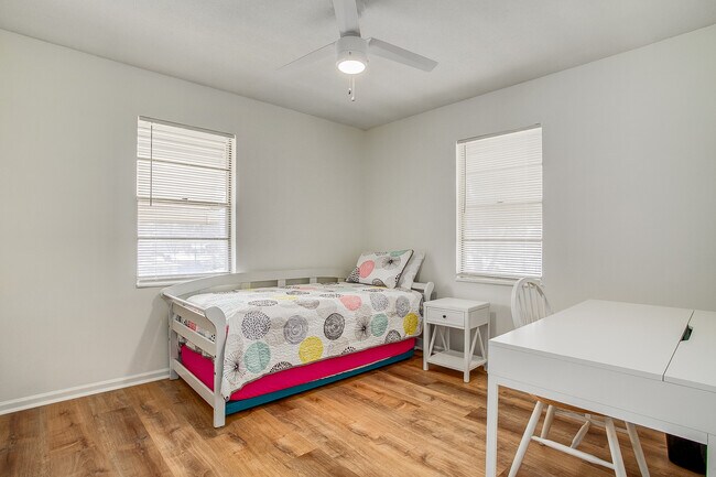 Building Photo - 8736 W 70th St