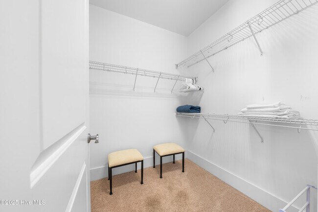 Building Photo - 2537 St James Dr SE