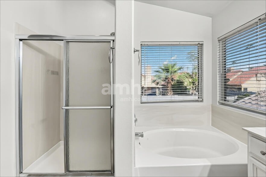Building Photo - 907 N Albert Dr