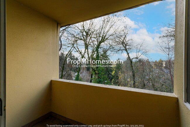 Building Photo - Beautiful Two Bedroom Apartment on Rosemon...