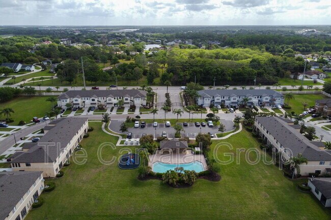 Building Photo - 2210 Seven Oaks Dr