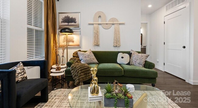 Building Photo - 515 Royal Ct