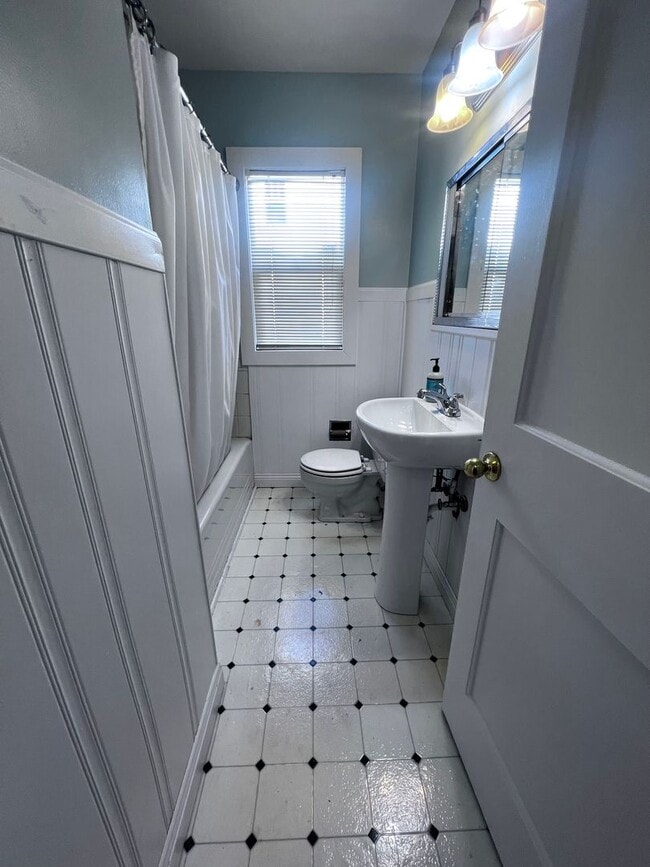 Building Photo - AVAILABLE JUNE 1ST: 4 bedroom 2 bathroom home!