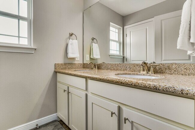 Building Photo - Bright and beautiful home in Windward Cove...