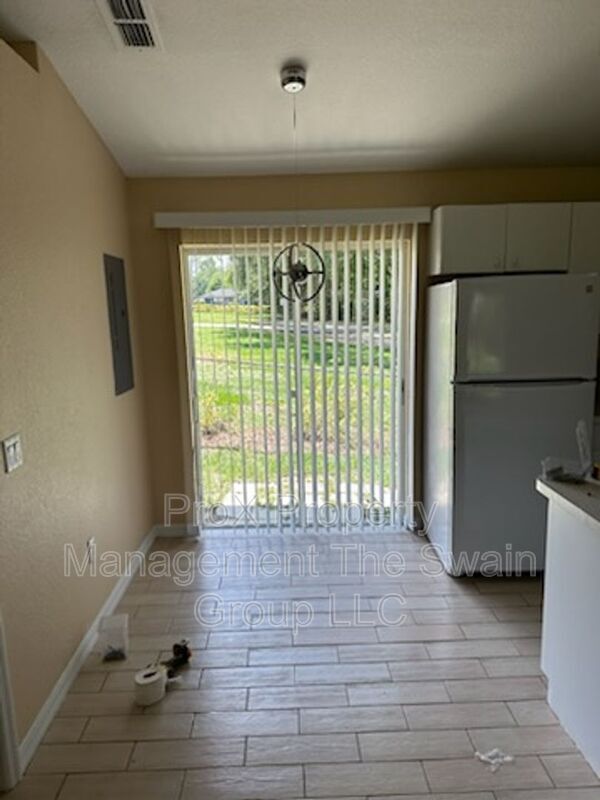 Building Photo - 1826 Lake Mariam Dr