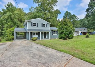 Building Photo - 4 Bed 3 Bath in Atlanta!