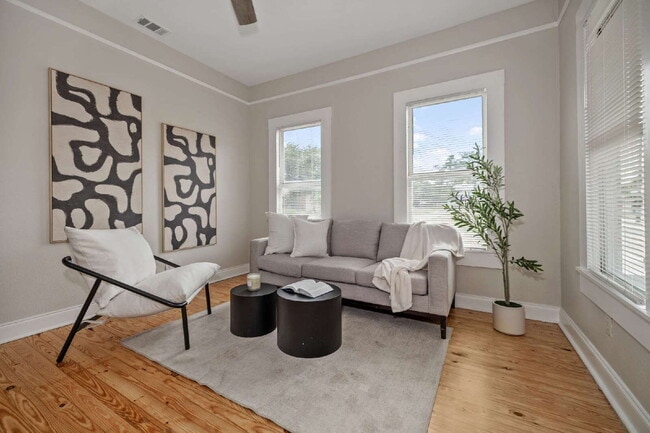 Building Photo - "Charming 2-Bedroom Bungalow in Tampa's Vibrant Heart – Cozy 796 Sq Ft Retreat!"