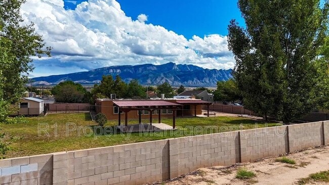 Building Photo - 501 Calle del la Angel