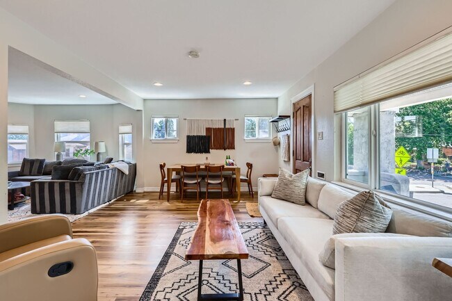 Building Photo - Highlands 2 BDR Turnkey Home