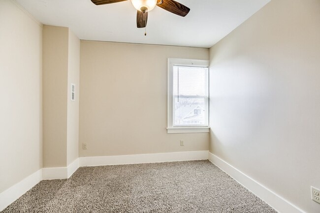 Building Photo - Beautiful Three Bedroom Town Home!