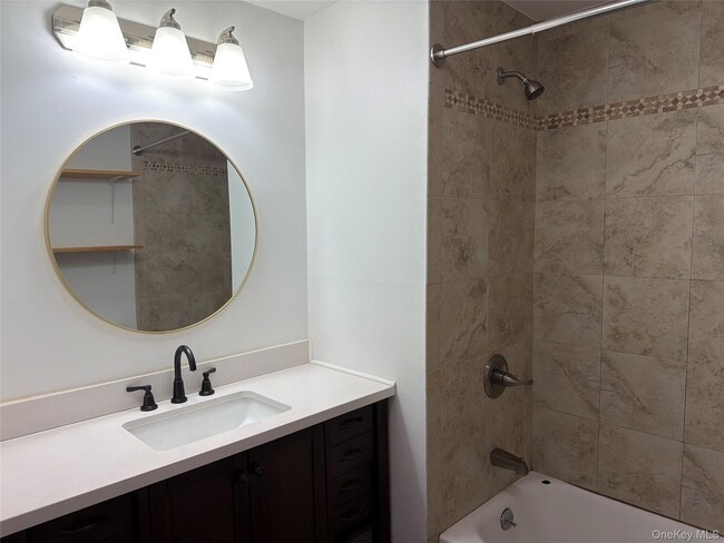 Building Photo - 8 Hideaway Ln