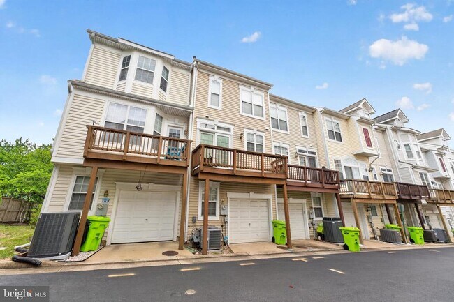 Building Photo - 932 Harrison Cir