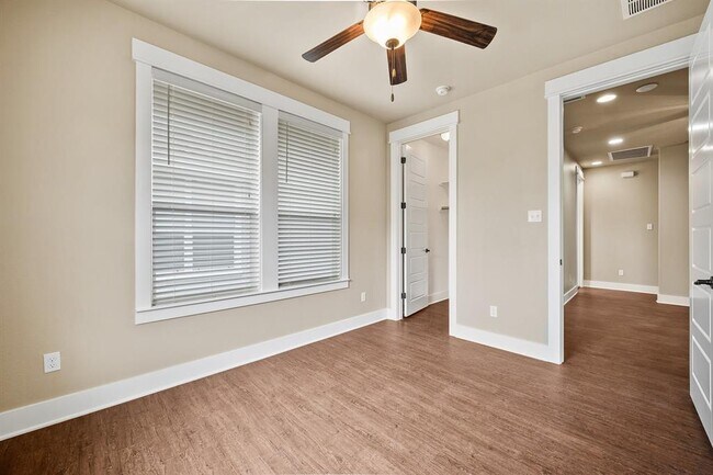 Building Photo - 1700 Cedar Bend Dr