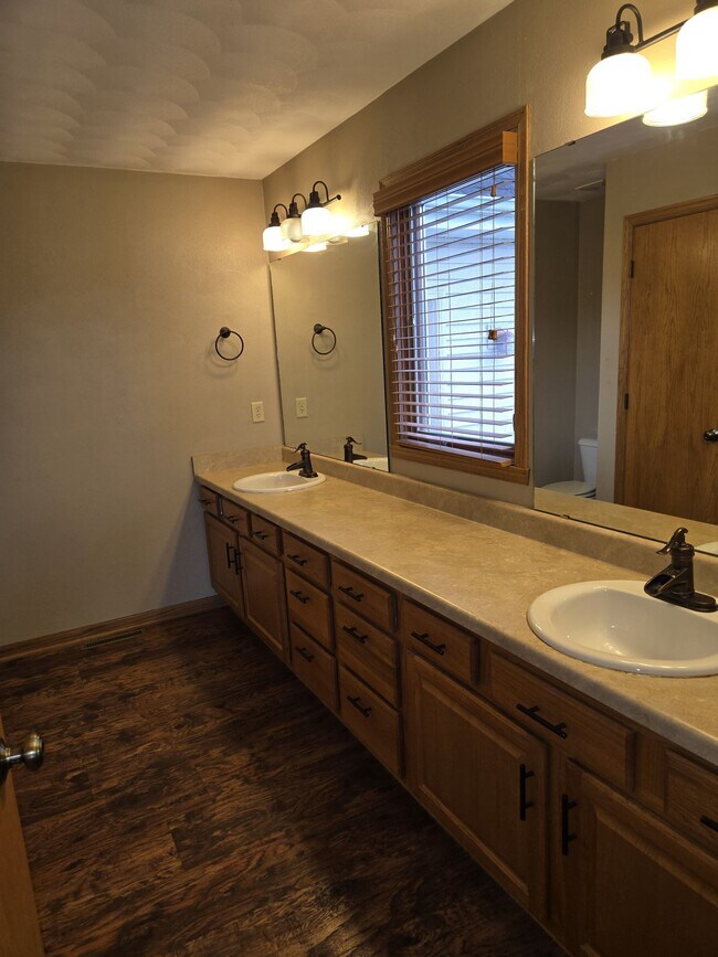 Building Photo - 535 Westfield Dr
