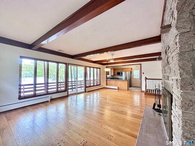 Building Photo - 542 Lake Dr