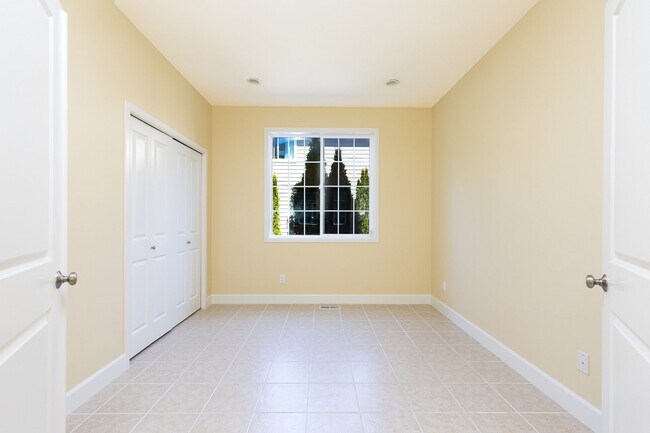Building Photo - Beautiful 5 Bedroom 3 Bath Redmond Home!