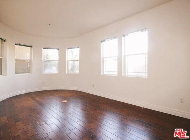 Building Photo - 917 S New Hampshire Ave