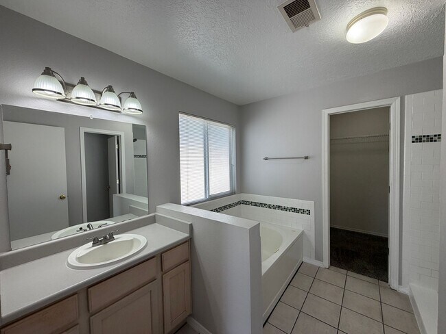 Building Photo - 10601 Rio Del Sole Ct NW