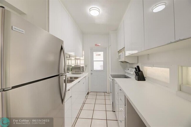 Building Photo - 1642 NE 8th St