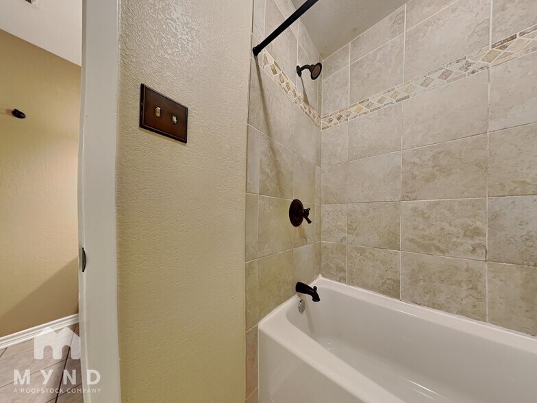 Building Photo - 9716 Meadowheath Dr