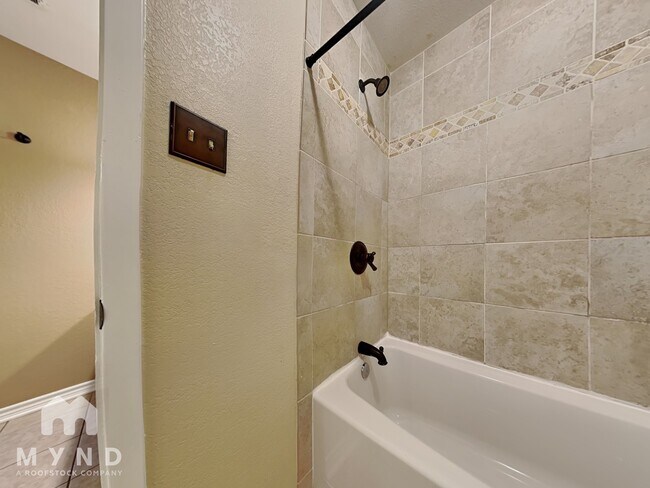 Building Photo - 9716 Meadowheath Dr