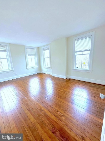 Building Photo - 1133 D St NE