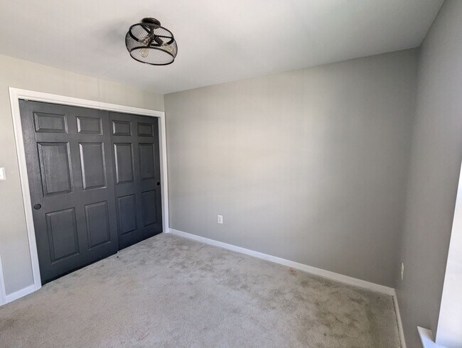 Building Photo - Two Level END UNIT condo in East of Market...