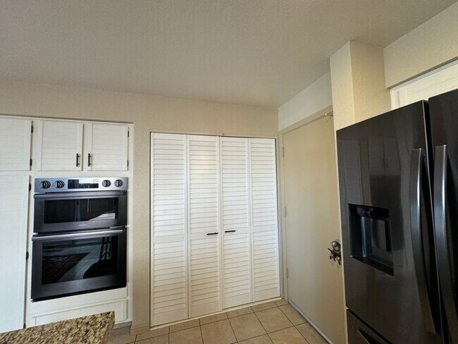 Building Photo - 13th Fairway Views at Lakeridge Golf Course, 3 bed / 2.5 bath! Available Now!