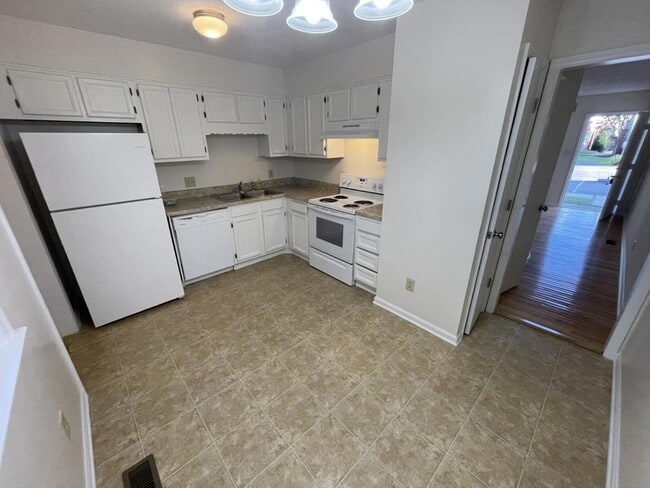 Building Photo - 210 S Hollybrook Rd