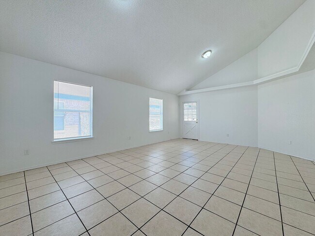 Building Photo - East El Paso 4bed/2bath All Tile Flooring!