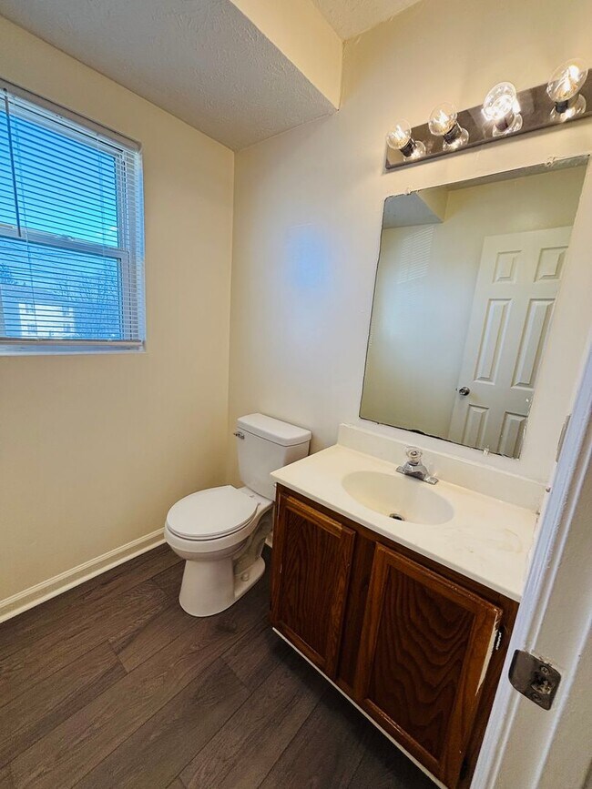 Building Photo - 310 Wakeman Ct NE