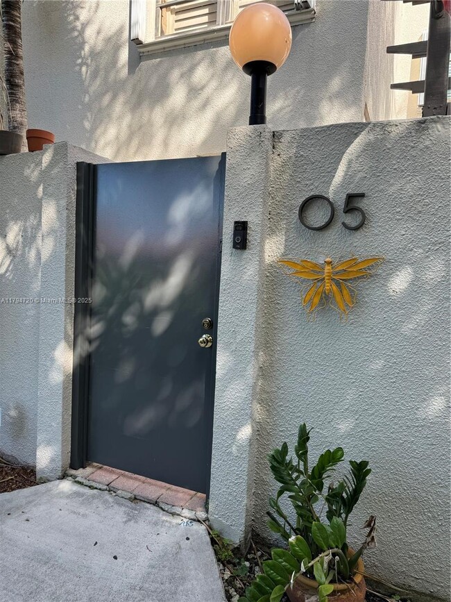 Building Photo - 4702 SW 67th Ave
