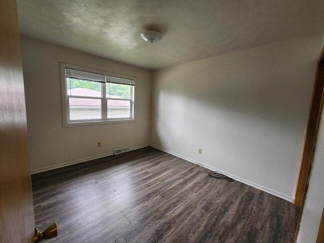 Building Photo - 418 S Van Buren St