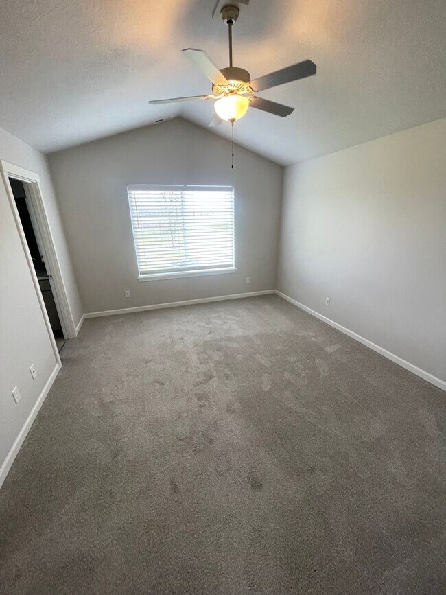 Building Photo - ** MOVE IN SPECIAL!** Must See in NE Albany!