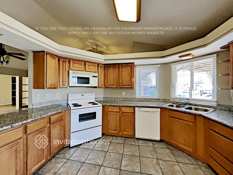 Building Photo - 8203 W Larkspur Dr