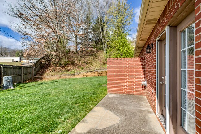 Building Photo - 101 Pinewood Dr