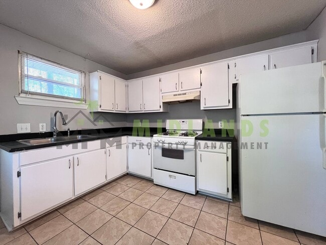 Building Photo - 4921 Dale Dr