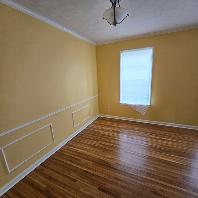 Building Photo - 1625 Westlawn Dr