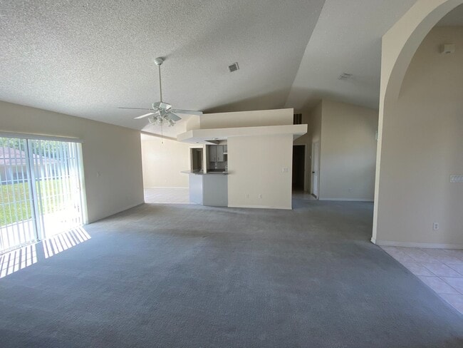 Building Photo - Marion Oaks Home - 3/2/2 1860 sqft.