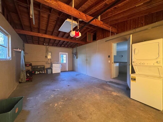Building Photo - 3/2 with Bonus Room in South Daytona