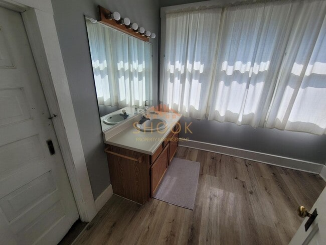 Building Photo - LARGE DOWNTOWN HOME WITH LARGER THAN AVERA...
